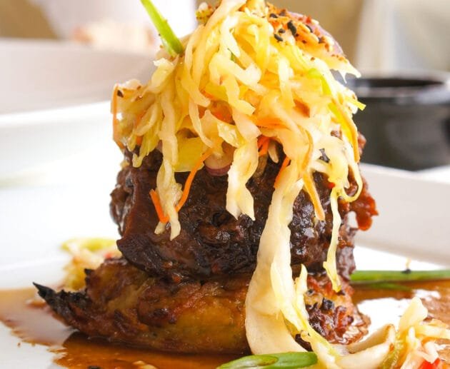 Pollo asado balsámico con tomates baby