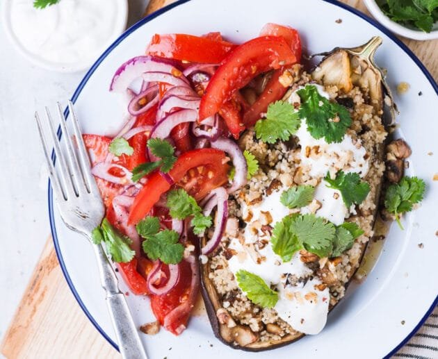Pollo y verduras a la parmesana en bandeja