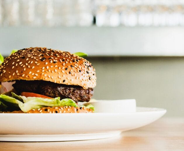 Muslos de pollo a la parrilla con salsa de mango y ancho