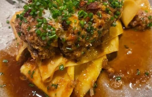 Glutenfreies, sojafreies, milchfreies Wildpilz-Kräuter-Ragù mit frischer Pasta