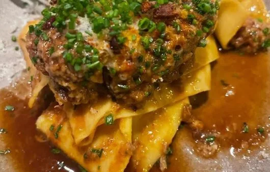 Ragú de setas silvestres y hierbas con pasta fresca sin gluten, sin soja y sin lácteos