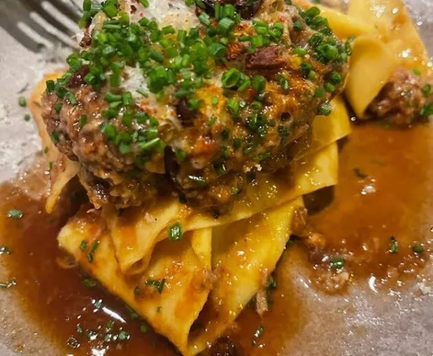 Glutenfreies, sojafreies, milchfreies Wildpilz-Kräuter-Ragù mit frischer Pasta