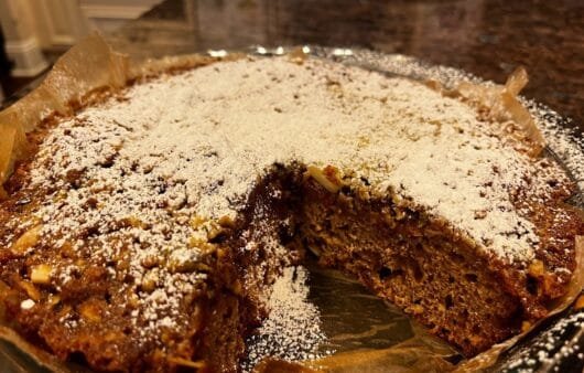 Gâteau aux pommes et aux amandes épicé sans gluten, sans produits laitiers, sans soja