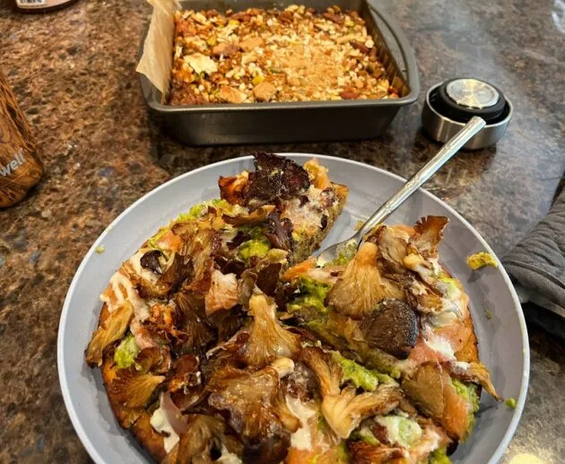 Pain plat aux champignons sauvages et à l'avocat avec un filet de crème de noix de coco