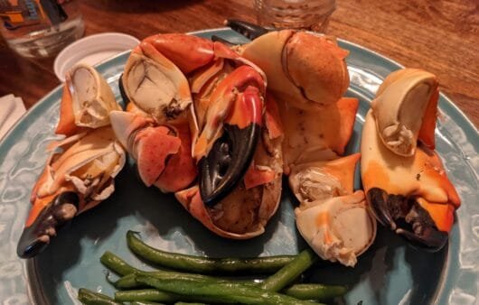 Stone Crab Claws with Garlic Green Beans