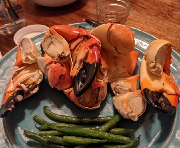 Stone Crab Claws with Garlic Green Beans