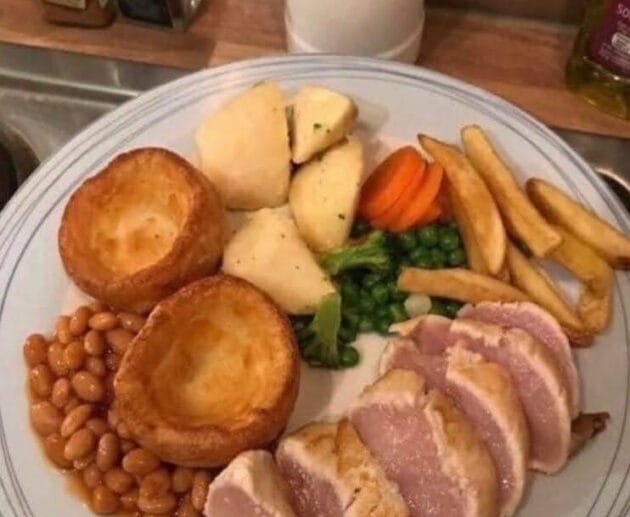 Plato sin gluten inspirado en el asado con verduras al horno y tortitas de garbanzos