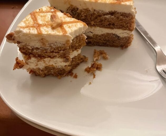 Gâteau aux carottes sans gluten, sans soja et sans produits laitiers, avec glaçage à la crème fouettée à la noix de coco