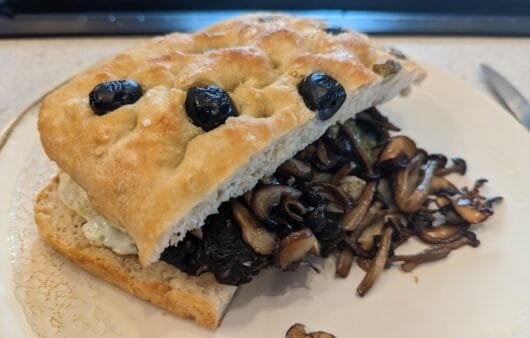 Sandwich focaccia aux champignons et aux olives (sans gluten, sans soja, sans produits laitiers)