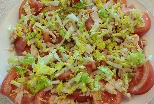 Simple Tuna Tomato Lettuce Salad
