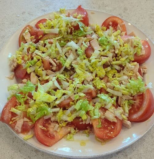 Simple Tuna Tomato Lettuce Salad