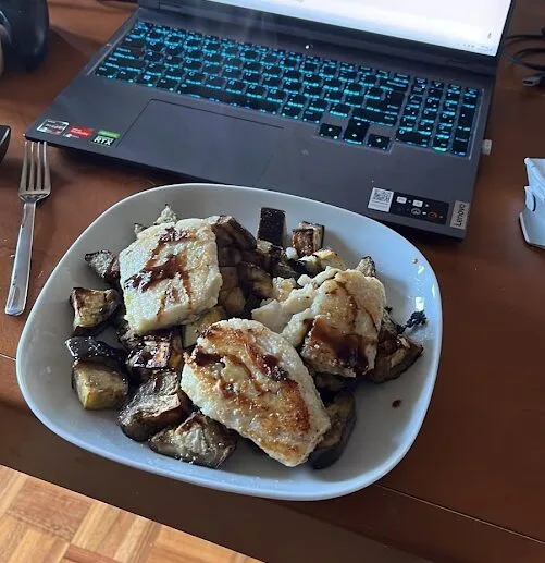 Poisson blanc poêlé sur aubergines rôties à l'ail avec un filet de vinaigre balsamique