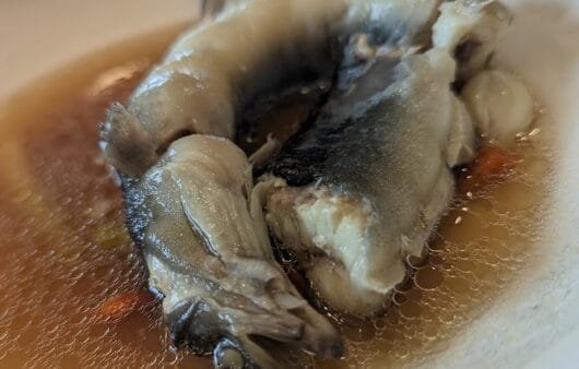 Anguille cuite à la vapeur dans un bouillon de gingembre (sans gluten, sans soja, sans produits laitiers)