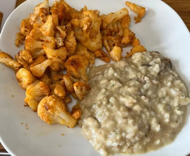 Gewürzter gerösteter Blumenkohl mit cremigem Pilzrisotto