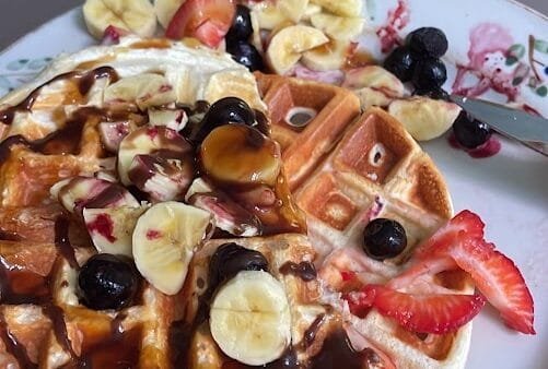 Glutenfreie, sojafreie und milchfreie Waffeln mit frischem Obst und Schokoladenüberzug