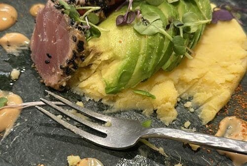 Thon poêlé en croûte de sésame avec avocat sur purée de pommes de terre à l'huile d'olive