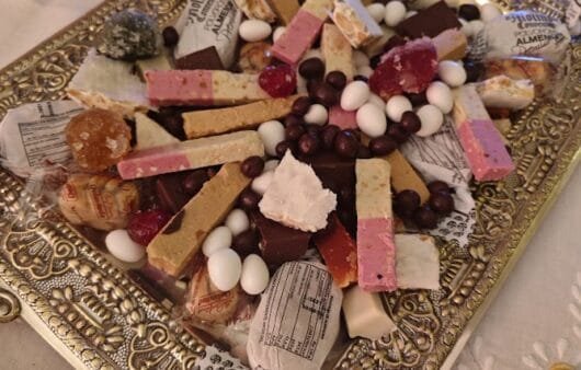 Plateau de bonbons et de nougat sans gluten d'inspiration espagnole