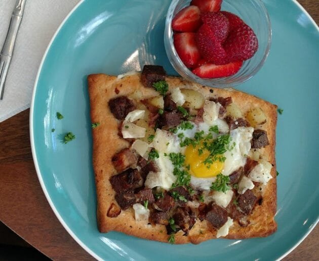 Hearty Breakfast Flatbread with Egg & Steak (Gluten-Free, Soy-Free, Dairy-Free)