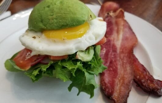Pile de petit-déjeuner à l'avocat avec bacon croustillant