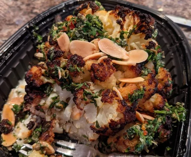 Chou-fleur rôti avec sauce aux herbes et amandes grillées