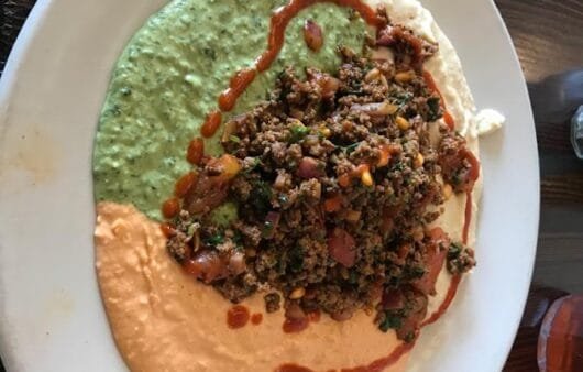 Assiette de houmous arc-en-ciel avec bœuf haché épicé (sans gluten, sans soja, sans produits laitiers)