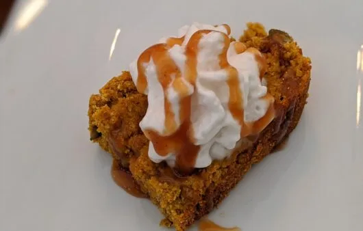 Barre sans gluten à la citrouille et aux noix de pécan, avec crème fouettée à la noix de coco et filet de caramel