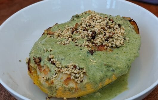 Courge spaghetti farcie à la sauce crémeuse au pesto de graines de chanvre