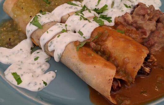 Gefüllte vegane Enchiladas mit grüner & roter Sauce