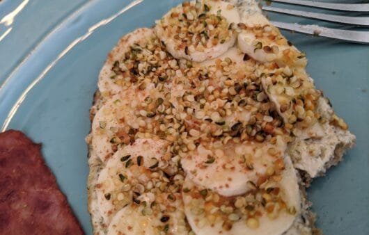Tartine de petit-déjeuner à la banane et au chanvre avec crème de noix de cajou