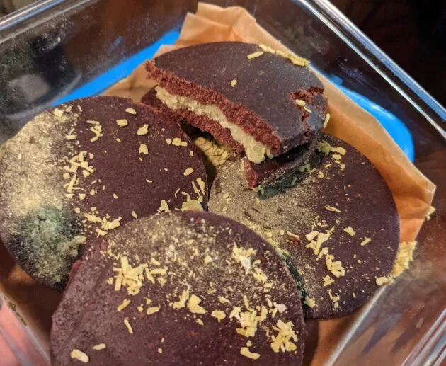 Biscuits sandwich au chocolat crus et superaliments (sans gluten, sans produits laitiers, sans soja)