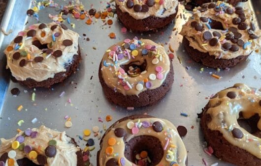 Beignets au chocolat cuits au four avec glaçage au beurre de noix