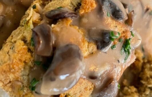 Biscuits salés aux herbes sans gluten avec sauce crémeuse aux champignons (sans produits laitiers, sans soja)