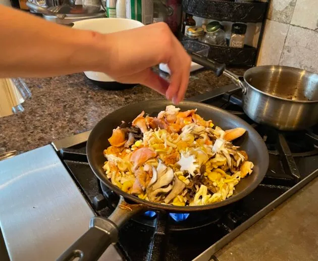 Champignons sauvages sautés à l'ail et aux herbes