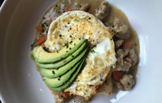 Hash de desayuno sin gluten con huevo frito y aguacate