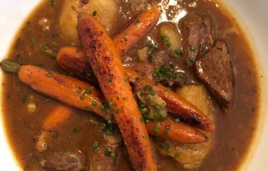 Ragoût de bœuf copieux sans gluten avec carottes rôties