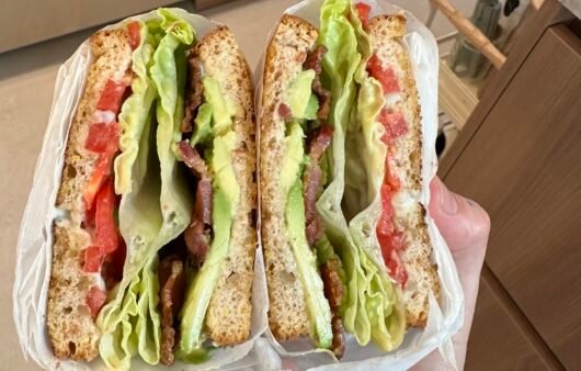 Sandwich BLTA sans gluten (bacon, laitue, tomate, avocat)