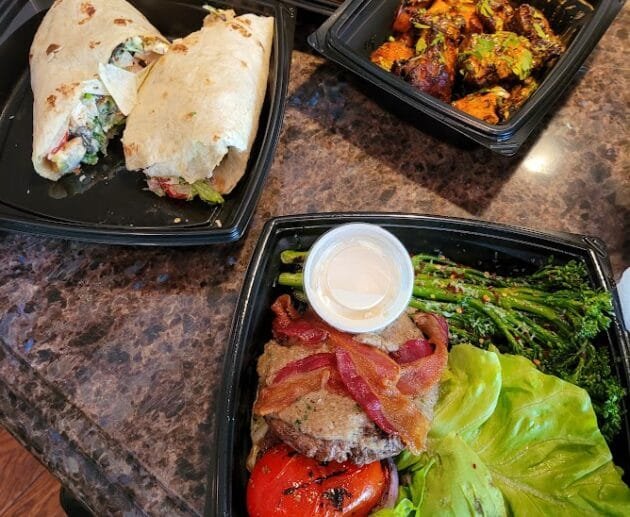 Burger sans pain au bacon et à l'avocat avec brocolis rôtis