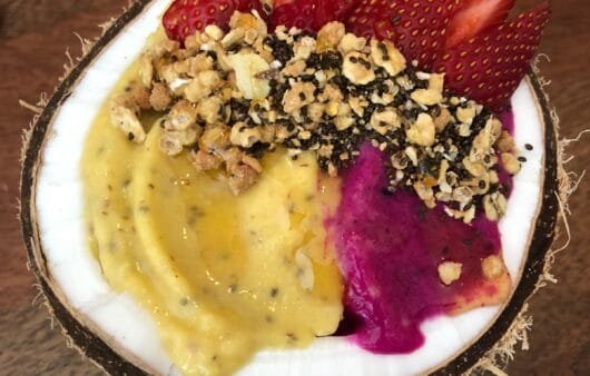 Bol de smoothie tropical à la noix de coco