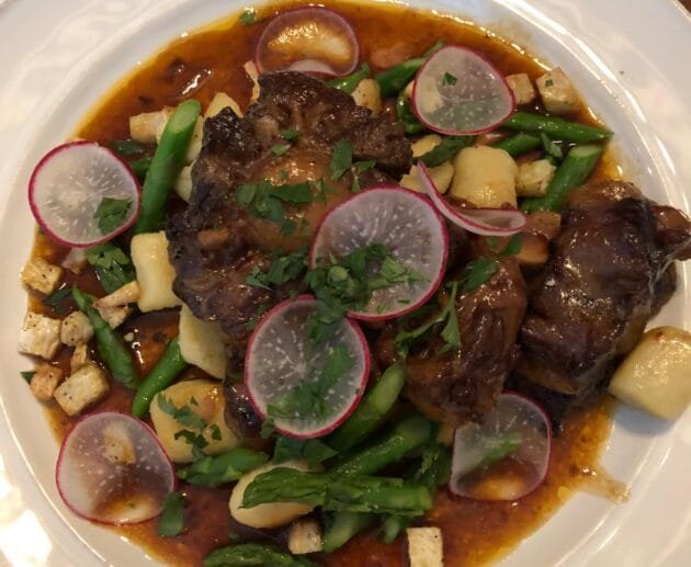 Côtes courtes braisées aux légumes de printemps et à la garniture radis