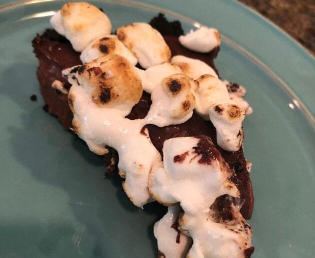 Pastel de chocolate con malvaviscos tostados (sin gluten, sin soja, sin lácteos)