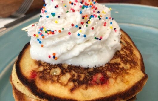 Crêpes Funfetti à la crème de coco fouettée (sans gluten, sans soja, sans produits laitiers)