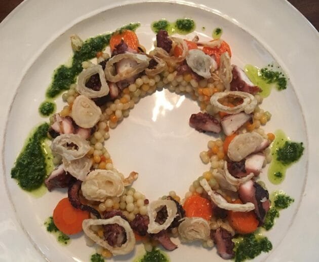 Pulpo a la parrilla con mijo perlado, medallones de zanahoria y aceite de hierbas