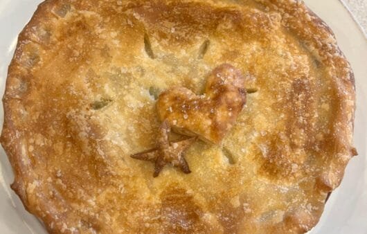 Tourte aux légumes dorés avec croûte feuilletée sans gluten