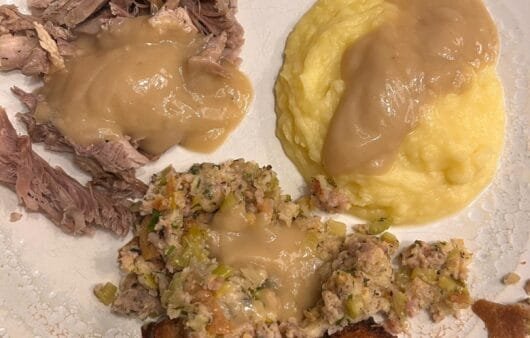 Plato reconfortante: pavo desmenuzado con relleno sin gluten, puré de papas y salsa