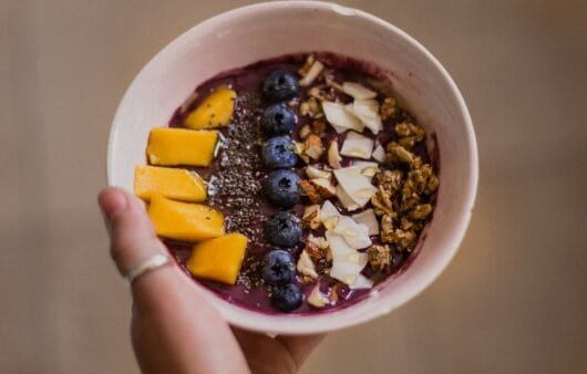 Bol d’açaí aux fruits et aux fruits à noix (sans gluten, sans produits laitiers, sans soja)