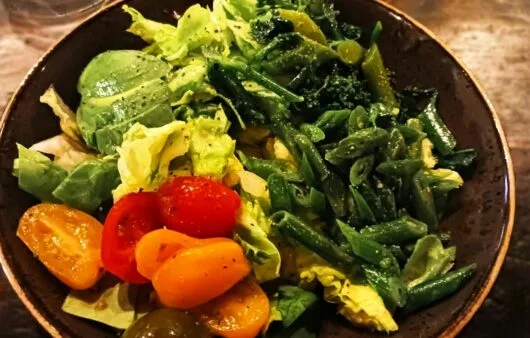 Légumes verts grillés avec salsa verde, aïoli et chanvre (sans gluten, sans produits laitiers, sans soja)
