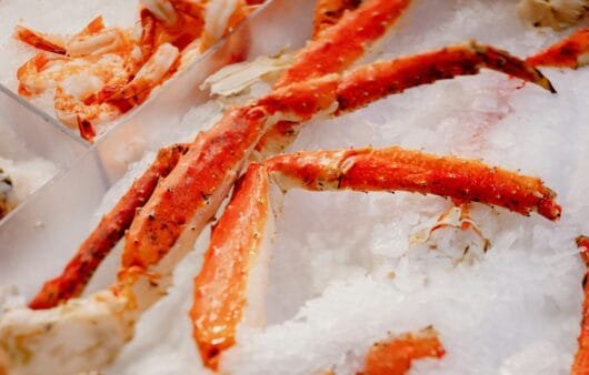 Huevo Foo Young de cangrejo real, espinacas y corazón de cáñamo con aguacate (sin gluten, lácteos ni soja)