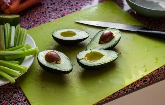 Recette de trempette végétalienne à l'avocat et à la déesse verte (sans gluten, sans produits laitiers, sans soja)