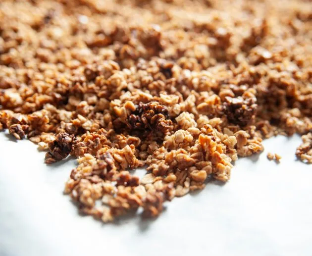 Granola Keto au chanvre et super-aliments (sans gluten, sans produits laitiers, sans soja, faible en glucides, végétalien)